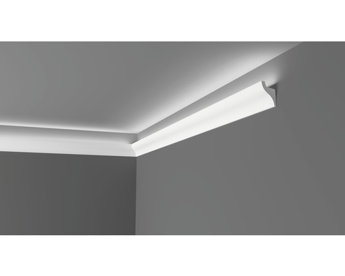 Vedere din colț a unei încăperi cu muluri decorative albe instalate, cu iluminare indirectă