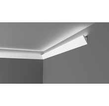 Vedere din colț a unui tavan cu iluminare indirectă prin profile decorative