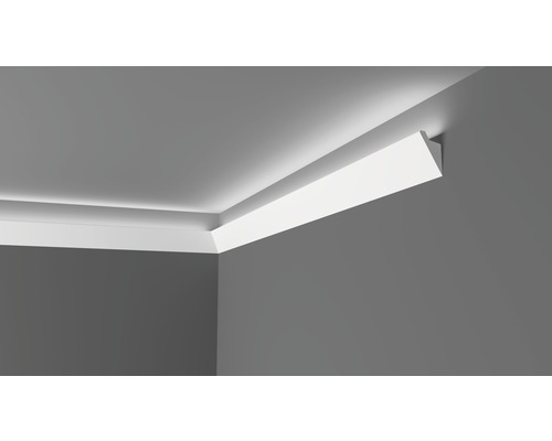 Vedere din colț a unui tavan cu iluminare indirectă prin profile decorative