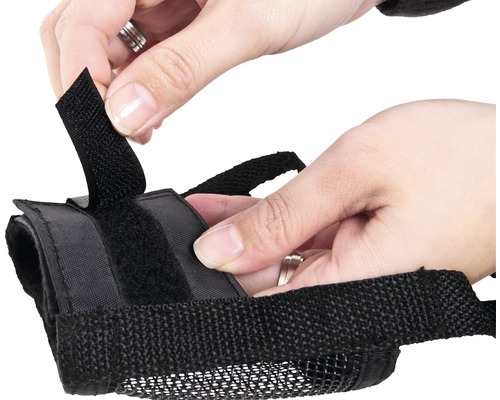 Prim-plan cu o persoană care fixează o botniță cu închidere cu velcro.