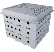 Trei compostatoare din plastic stivuite unul peste altul, cu găuri