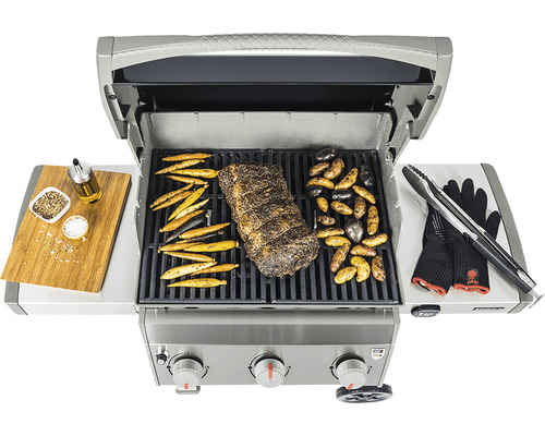 Grătar pe gaz cu carne și legume pe grătar, tocător cu condimente, ulei și clește pentru grătar