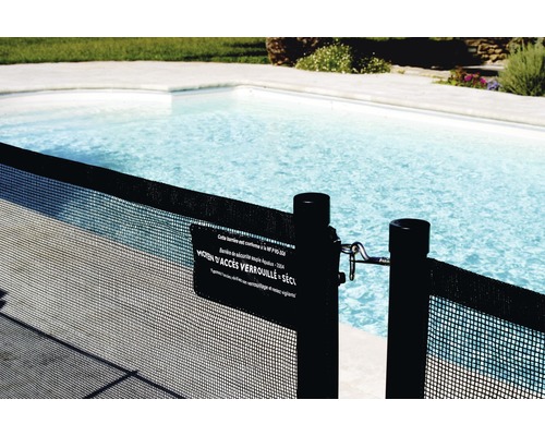 Gard de siguranță din plasă lângă o piscină