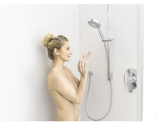 Femeie la duș cu cap de duș și baterie