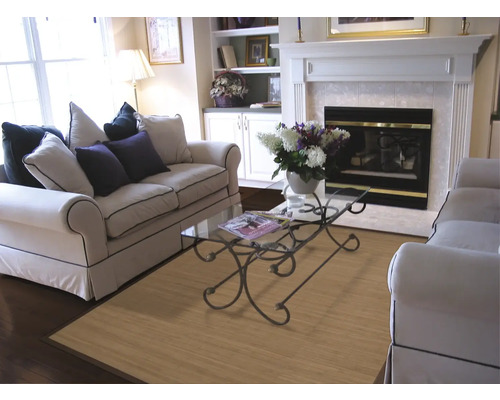 Living luminos cu canapea, măsuță de cafea și șemineu