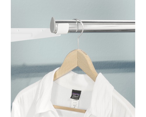 Bară de haine cu cămașă albă pe umeraș