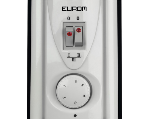 Prim-plan cu comenzile unui calorifer cu întrerupătoare și buton rotativ