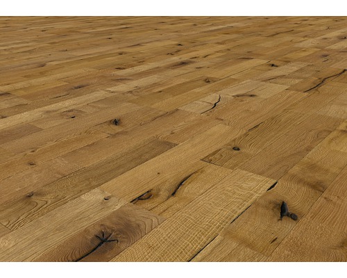 Podea din lemn de stejar, cu noduri și crăpături