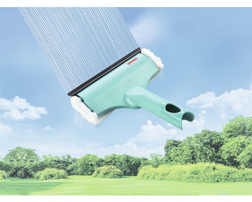 Racletă de geam cu rezervor de apă și lamă de ștergere în fața peisajului