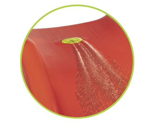 Prim-plan cu un tobogan de apă cu jeturi de apă în funcțiune