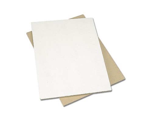 O placă de gips-carton albă se află pe o placă de carton maro.