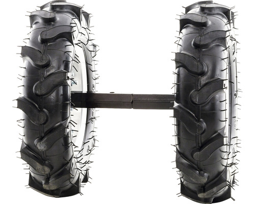 Două anvelope de tractor cu greutăți și șuruburi pentru o tracțiune suplimentară.