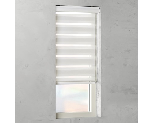 Fereastră cu jaluzea dublă închisă pentru reglarea luminii