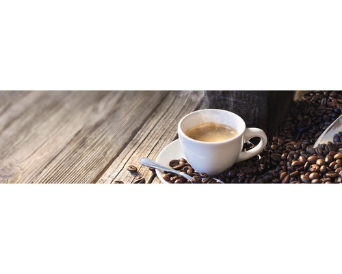 Cana de cafea cu boabe de cafea pe masă de lemn