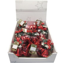 Clopote de Crăciun roșii cu decorațiuni într-o cutie de carton