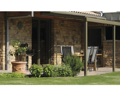 Terasa cu mobilier de grădină, grătar și zid de piatră