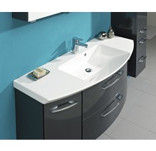 Baie modernă cu dulap de bază pentru lavoar, lavoar și baterie