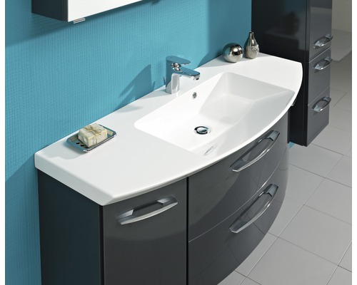 Baie modernă cu dulap de bază pentru lavoar, lavoar și baterie