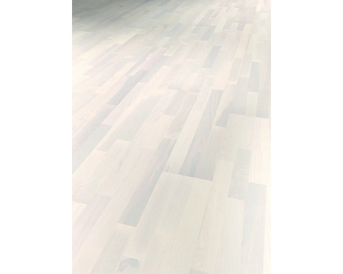 Podea din lemn montată în model herringbone