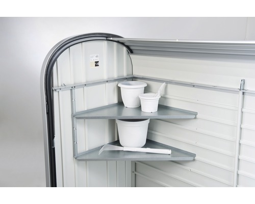 Raft de colț pentru mască tomberon Biohort StoreMax 120/160 metal 54x54 cm Colțul unui hambar de grădină cu două rafturi triunghiulare care conțin unelte de grădinărit