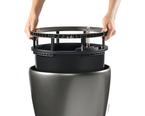 Imagine a unui ghiveci de flori cu sistem de irigare