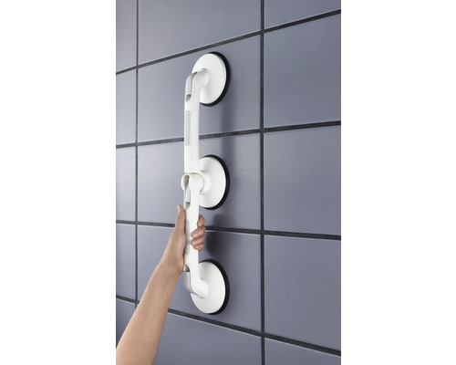 Bara de sprijin cu ventuză fixată pe perete de faianță cu mâna