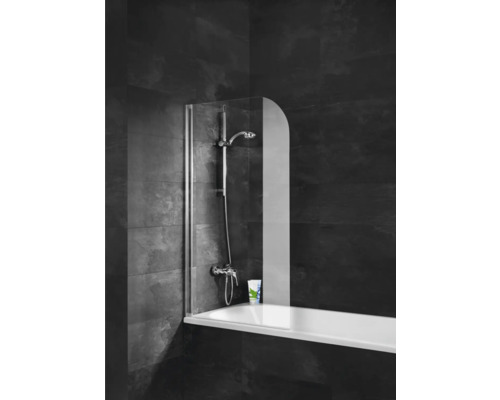 Cadă cu paravan de duș și baterie de duș pe fundal întunecat