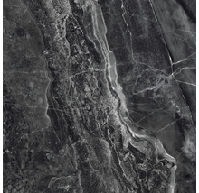 Prim-plan cu o placă de marmură închisă la culoare, cu vinișoare deschise