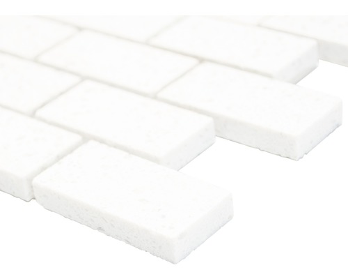 Prim-plan cu plăci de mozaic dreptunghiulare din ceramică