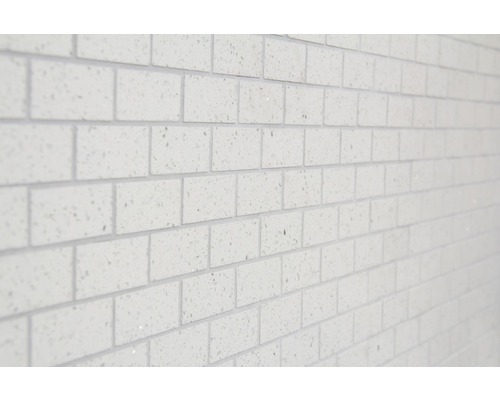 Prim-plan cu un perete cu cărămizi decorative albe