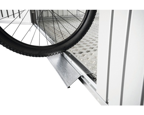 Prag cu rampă acces Biohort HighLine, AvantGarde, Panorama, Europa argintiu Prim-plan al unei biciclete pe o rampă într-un garaj de biciclete.