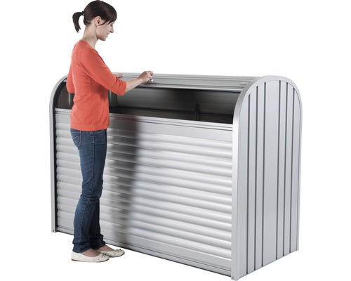 Femeie deschizând un coș de gunoi metalic cu jaluzea