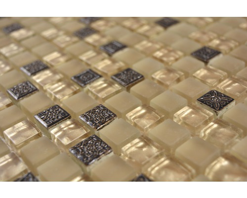 Prim-plan cu plăci de mozaic cu elemente decorative și de sticlă pătrate