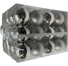 Cutie cu globuri argintii de Crăciun