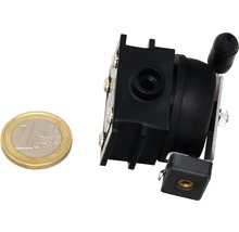 Electrovalvă neagră cu monedă euro pentru compararea dimensiunilor