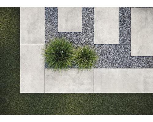 Grădină cu plăci de piatră, pietriș și iarbă