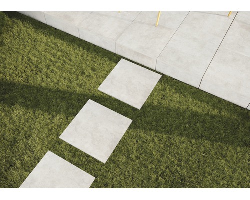 Alei de grădină cu plăci pătrate în gazon