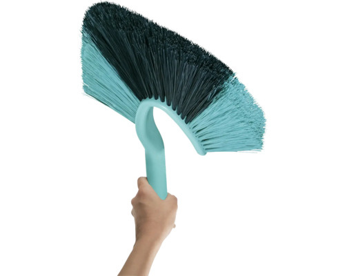 O mână ține o perie de tavan cu peri din plastic