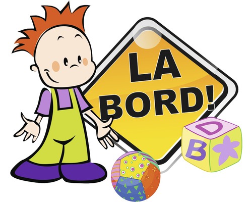 Copil cu jucării și indicator rutier