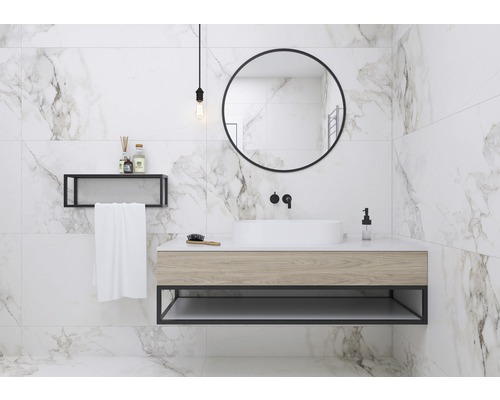 Baie modernă cu gresie de marmură, lavoar, oglindă și raft