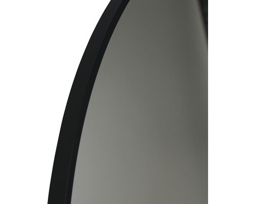 Prim-plan al unei oglinzi rotunde cu ramă