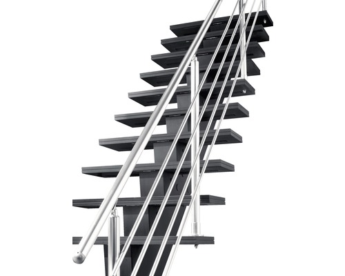 Scară cu balustradă metalică și trepte