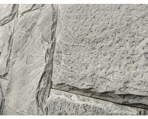 Prim-plan cu un placaj de perete cu aspect de piatră