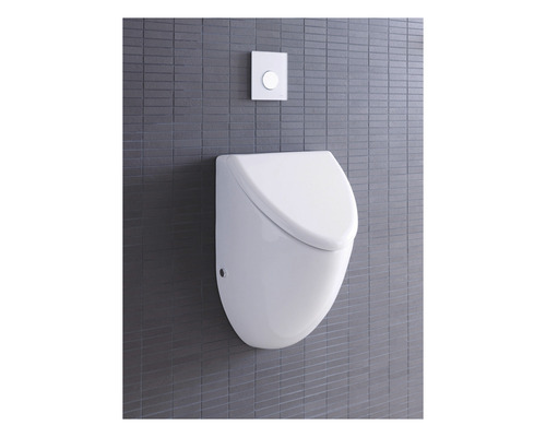 Urinal alb cu buton de spălare pe un perete gri