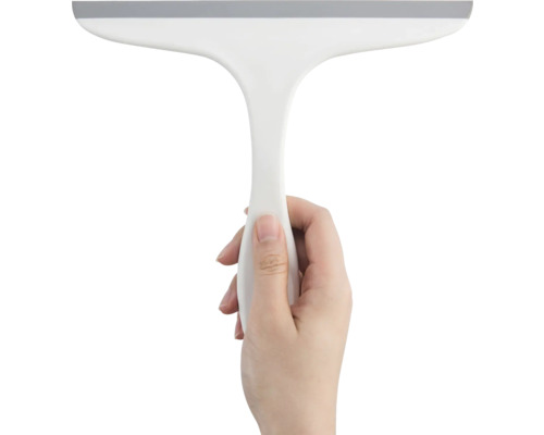 Mână care ține o racletă cu mâner