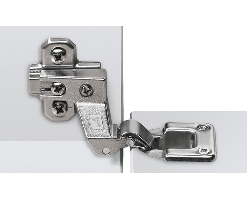 Balamaua metalică de mobilier atașată la o ușă albă