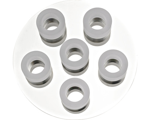 Șase inele de etanșare din plastic și metal pe o suprafață rotundă