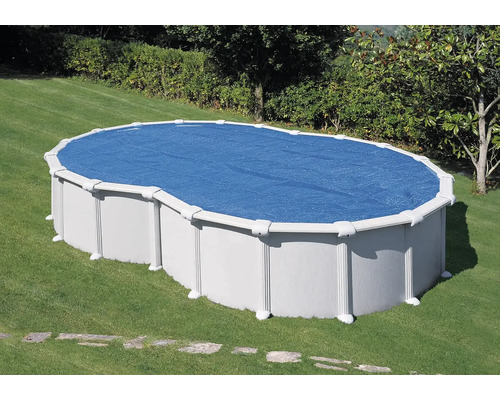 Piscină ovală cu husă în grădină.