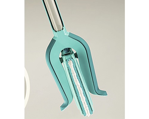 Prim-plan cu mop cu mâner telescopic și mecanism de stoarcere