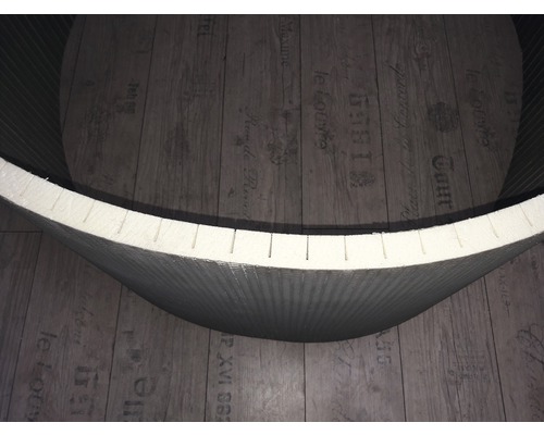 Prim-plan cu placă de duș din spumă rigidă ca element de podea